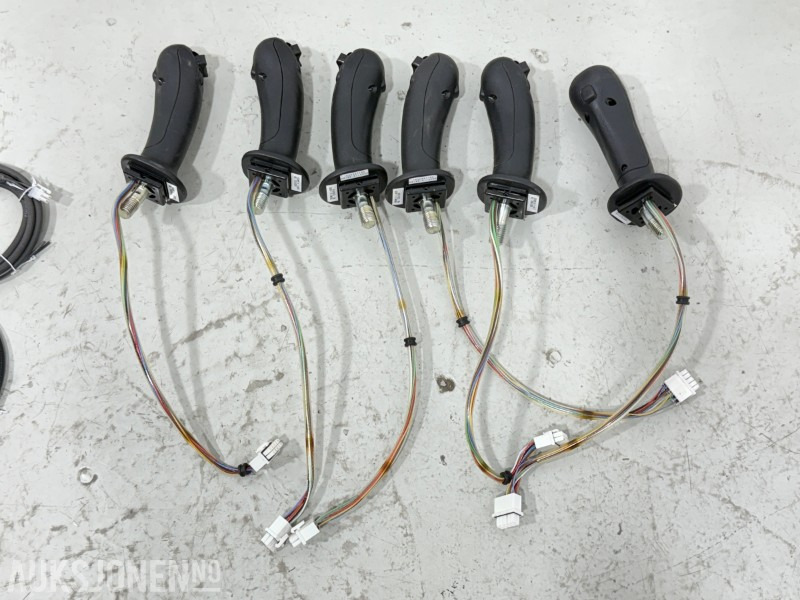 6.stk joystick-håndtak med tilhørende kabling, styreboks (Engcon AB 8000139-A), koblinger og ledningsnett - Implemento para Maquinaria de construcción: foto 2 6.stk joystick-håndtak med tilhørende kabling, styreboks (Engcon AB 8000139-A), koblinger og ledningsnett - Implemento para Maquinaria de construcción: foto 2