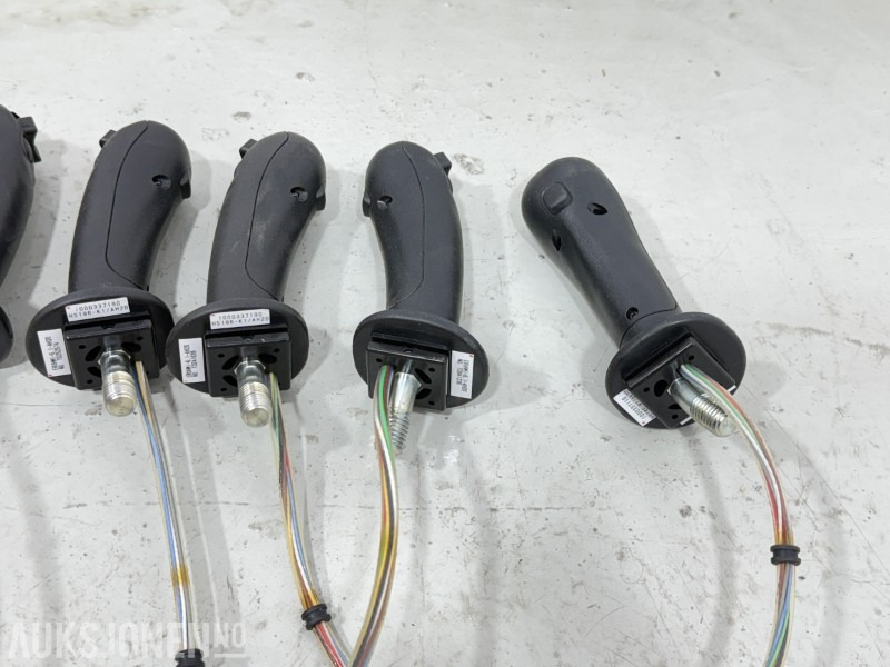 6.stk joystick-håndtak med tilhørende kabling, styreboks (Engcon AB 8000139-A), koblinger og ledningsnett - Implemento para Maquinaria de construcción: foto 4 6.stk joystick-håndtak med tilhørende kabling, styreboks (Engcon AB 8000139-A), koblinger og ledningsnett - Implemento para Maquinaria de construcción: foto 4