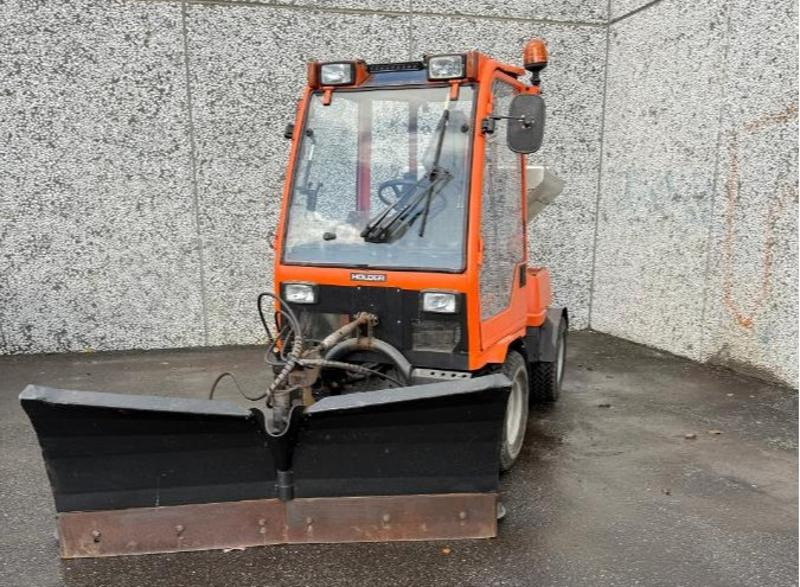 2002 Holder C240 Traktorregistrert redskapsbærer med 4x4 brøyteskjær og strøer - Vehículo municipal: foto 4 2002 Holder C240 Traktorregistrert redskapsbærer med 4x4 brøyteskjær og strøer - Vehículo municipal: foto 4