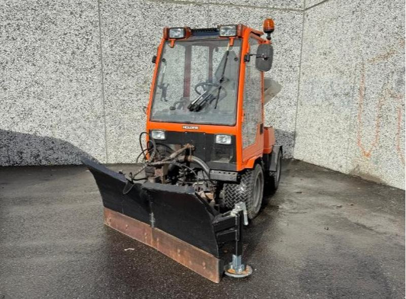 2002 Holder C240 Traktorregistrert redskapsbærer med 4x4 brøyteskjær og strøer - Vehículo municipal: foto 1 2002 Holder C240 Traktorregistrert redskapsbærer med 4x4 brøyteskjær og strøer - Vehículo municipal: foto 1