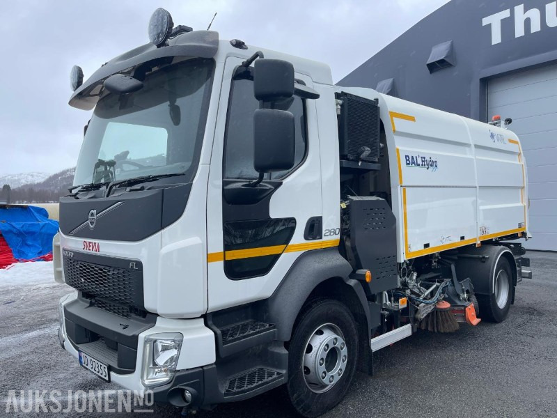 2023 Volvo FL 280 hk * BAL`Hydro Feiebil/Sweeper * Klar for sesongen * 2500 Km * Leveres med ny Eu kontroll * - Vehículo municipal: foto 1 2023 Volvo FL 280 hk * BAL`Hydro Feiebil/Sweeper * Klar for sesongen * 2500 Km * Leveres med ny Eu kontroll * - Vehículo municipal: foto 1