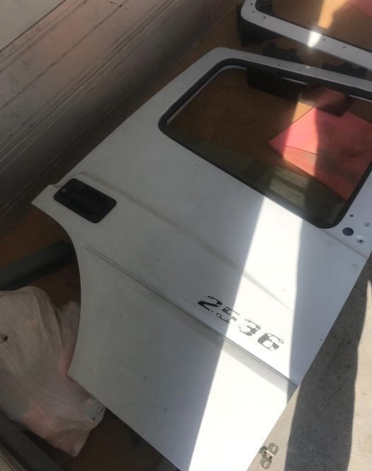 Mercedes-Benz Actros,ATEGO,AXOR truck - Puerta y piezas para Camión: foto 1 Mercedes-Benz Actros,ATEGO,AXOR truck - Puerta y piezas para Camión: foto 1