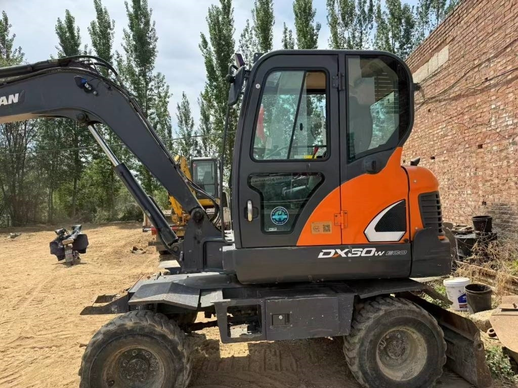 Doosan DX60W - Excavadora de ruedas: foto 2 Doosan DX60W - Excavadora de ruedas: foto 2