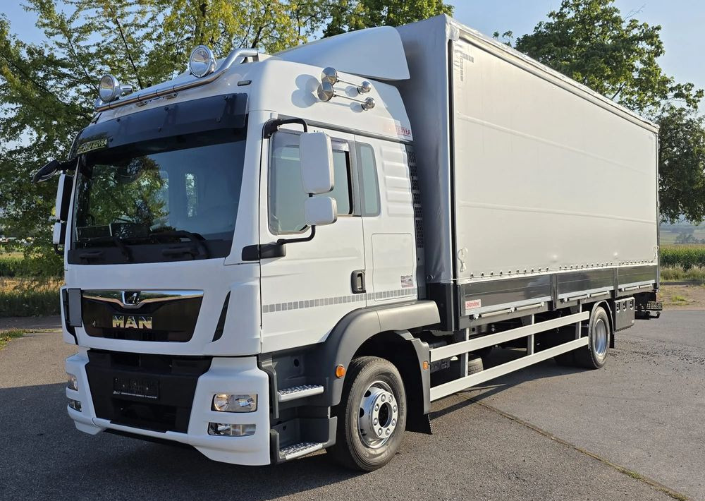 MAN TGM 15.290 / BURTO-FIRANKA / CAŁY NA PODUSZKACH /KLIMA POSTOJOWA / 2018R / NISKI PRZEBIEG / 18 PALET / E6 / JAK NOWY / WINDA / - Camión lona: foto 1 MAN TGM 15.290 / BURTO-FIRANKA / CAŁY NA PODUSZKACH /KLIMA POSTOJOWA / 2018R / NISKI PRZEBIEG / 18 PALET / E6 / JAK NOWY / WINDA / - Camión lona: foto 1