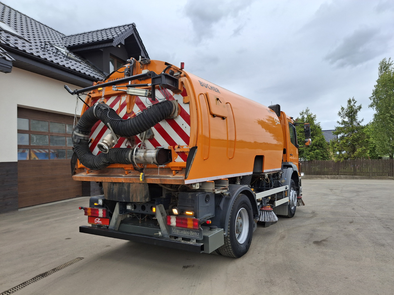 MERCEDES-BENZ Axor 1823 Zamiatarka Kehrmaschine BUCHER 2 Motoren Szczotki L/R Sweeper - Barredora vial: foto 4 MERCEDES-BENZ Axor 1823 Zamiatarka Kehrmaschine BUCHER 2 Motoren Szczotki L/R Sweeper - Barredora vial: foto 4