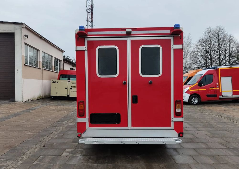 Ambulancia Renault Master: foto 7