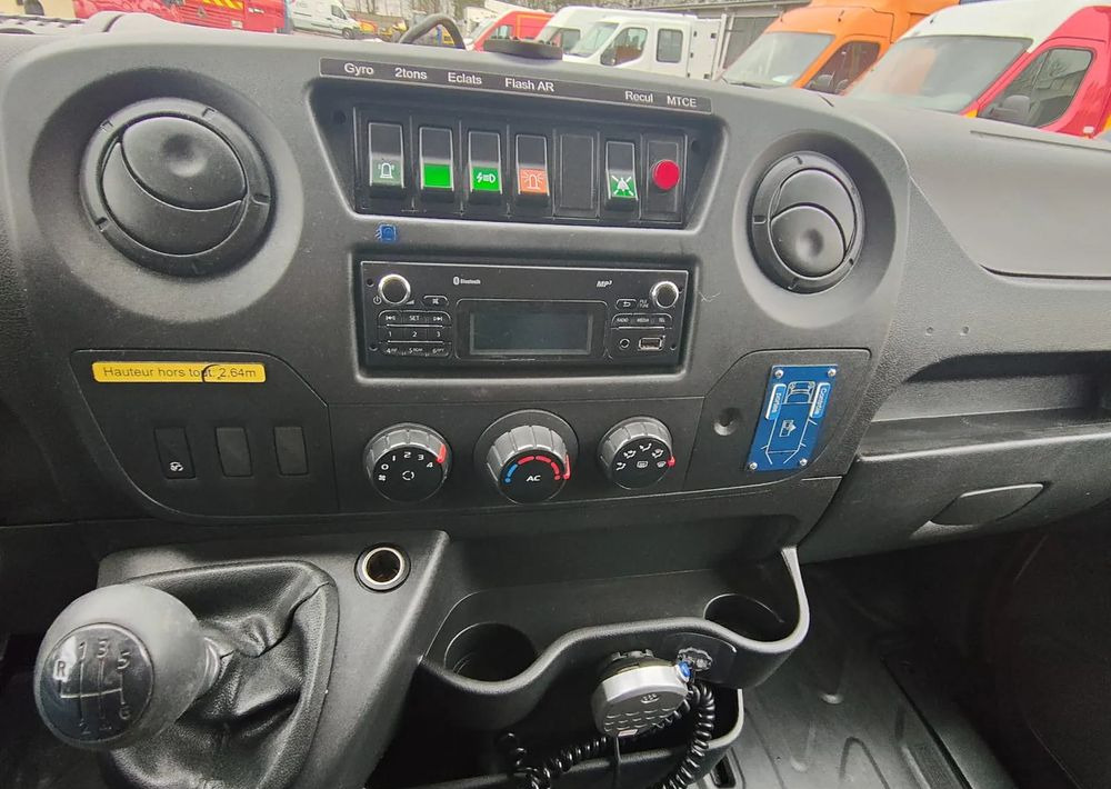 Ambulancia Renault Master: foto 13