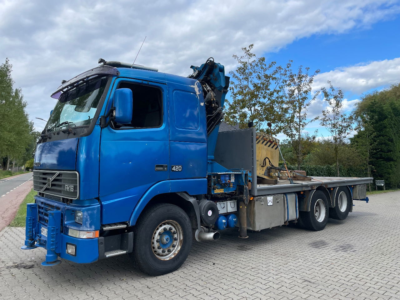 Volvo FH 16 FH16 420 with HMF 2820 crane with jib and front stamps Very Good Condition - Camión grúa: foto 1 Volvo FH 16 FH16 420 with HMF 2820 crane with jib and front stamps Very Good Condition - Camión grúa: foto 1