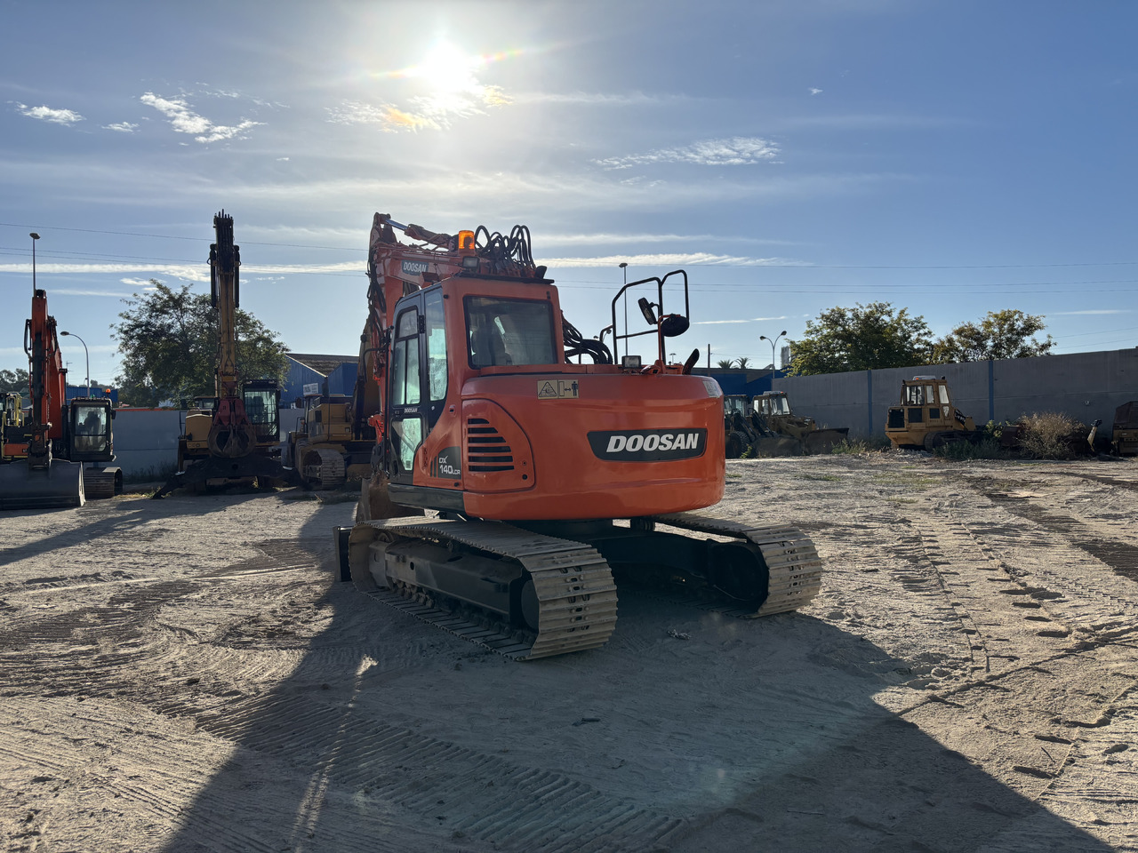 DOOSAN DX140-3 - Excavadora de cadenas: foto 3 DOOSAN DX140-3 - Excavadora de cadenas: foto 3