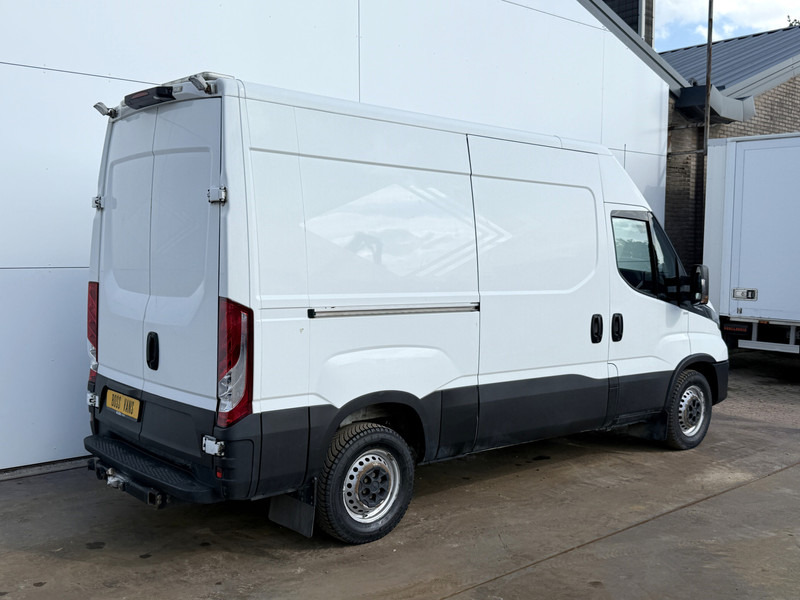 Iveco Daily 35S16 2.3 Automaat L1H2 Airco Cruise Control Standkachel Camera Trekhaak 3.5t - Furgón: foto 3 Iveco Daily 35S16 2.3 Automaat L1H2 Airco Cruise Control Standkachel Camera Trekhaak 3.5t - Furgón: foto 3