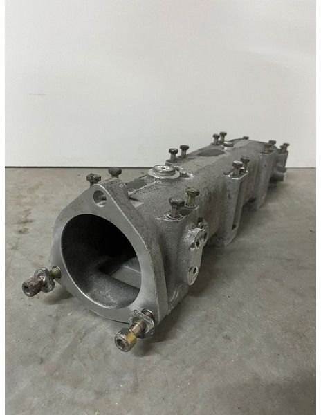 Liebherr A974 / P974 / R942 / R944 / R954 / R964 / R974 / R974B - A 974 / P 974 / R 942 / R 944 / R 954 / R 964 / R 974 / R 974B - Tubo de admisión de aire: foto 5 Liebherr A974 / P974 / R942 / R944 / R954 / R964 / R974 / R974B - A 974 / P 974 / R 942 / R 944 / R 954 / R 964 / R 974 / R 974B - Tubo de admisión de aire: foto 5