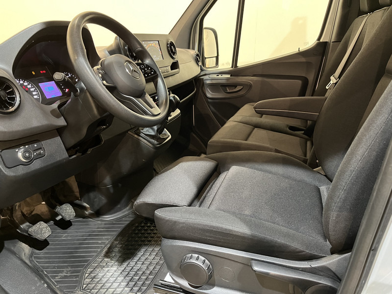 Mercedes-Benz Sprinter 315 CDI L3 RWD Open Laadbak / Euro 6 / Airco / MBUX / CarPlay / Navigatie / 3-Zits / 75.200 KM !! / BPM VRIJ !! - Furgoneta caja abierta: foto 5 Mercedes-Benz Sprinter 315 CDI L3 RWD Open Laadbak / Euro 6 / Airco / MBUX / CarPlay / Navigatie / 3-Zits / 75.200 KM !! / BPM VRIJ !! - Furgoneta caja abierta: foto 5
