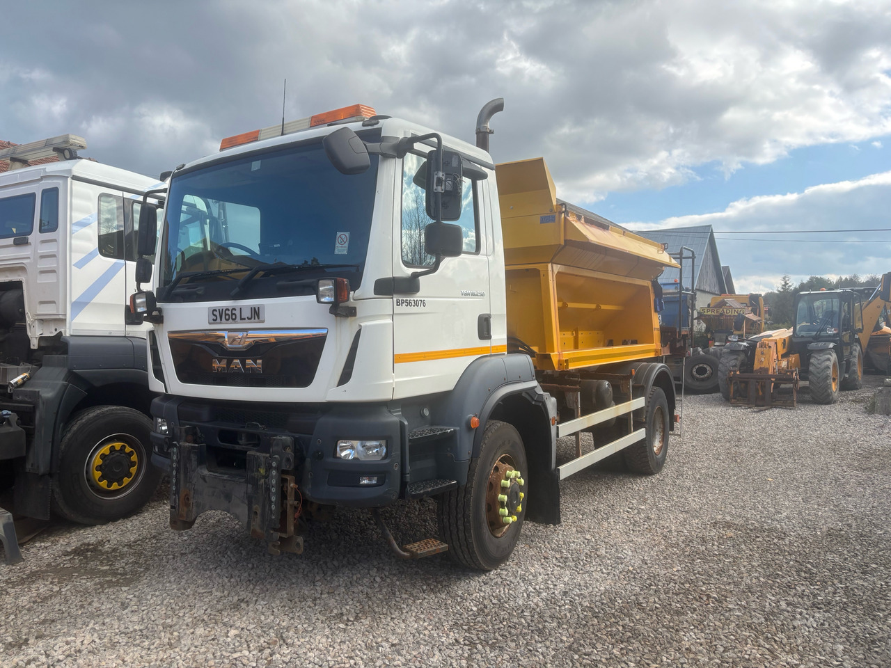 MAN TGM 18.290 4x4BB SPREADER/GRITTER/Plough - Máquina quitanieve: foto 4 MAN TGM 18.290 4x4BB SPREADER/GRITTER/Plough - Máquina quitanieve: foto 4