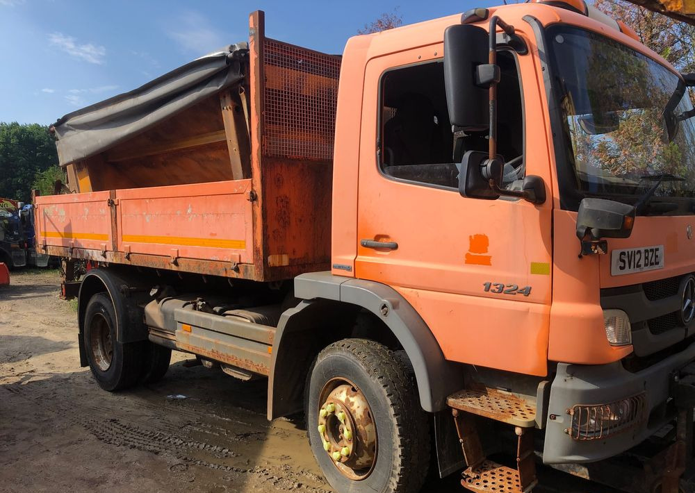 Camión volquete Mercedes-Benz Atego 1324 4x4 wywrotka piaskarka solarka: foto 15