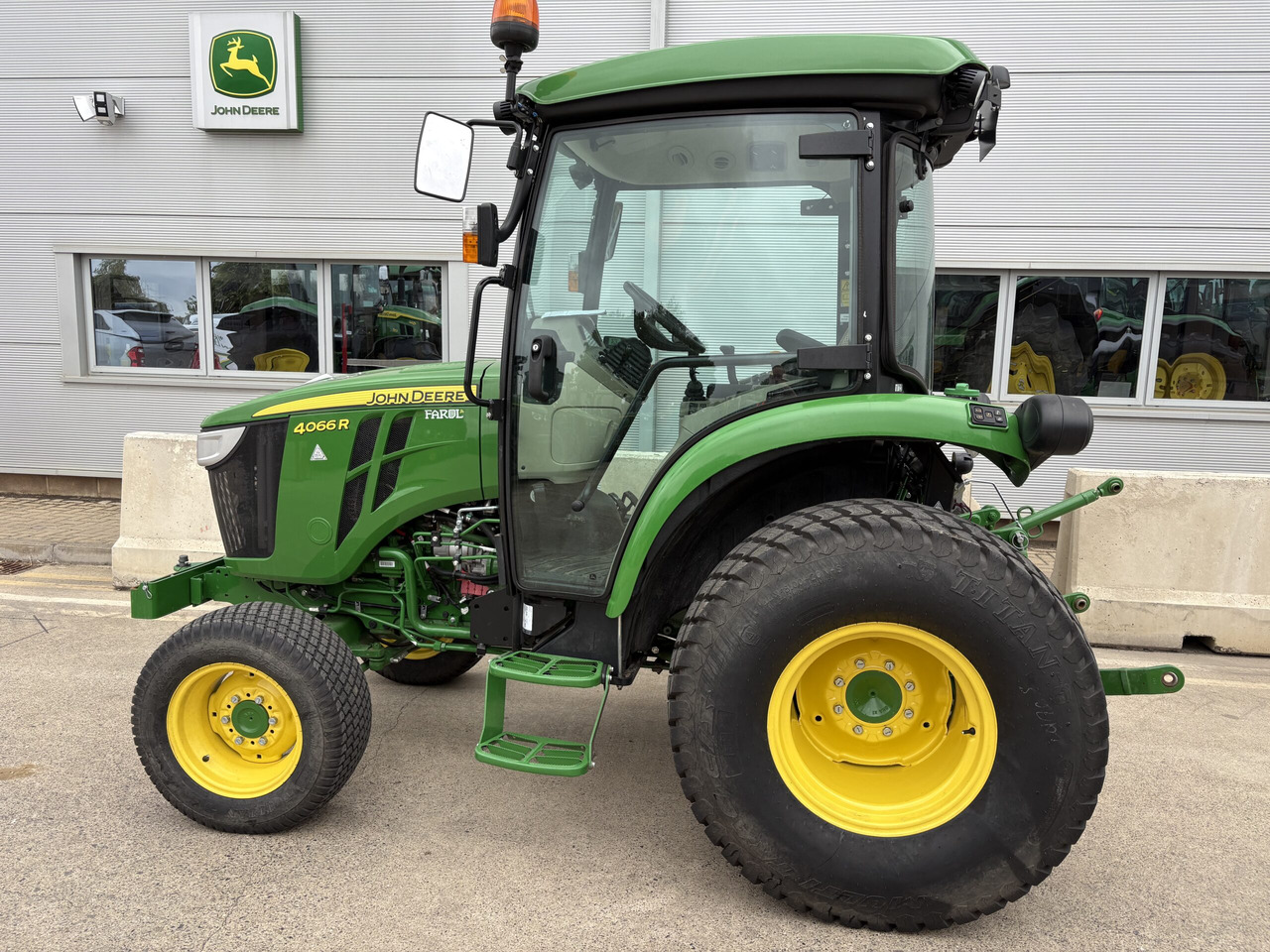 John Deere 4066R Compact Tractor - Mini tractor: foto 1 John Deere 4066R Compact Tractor - Mini tractor: foto 1