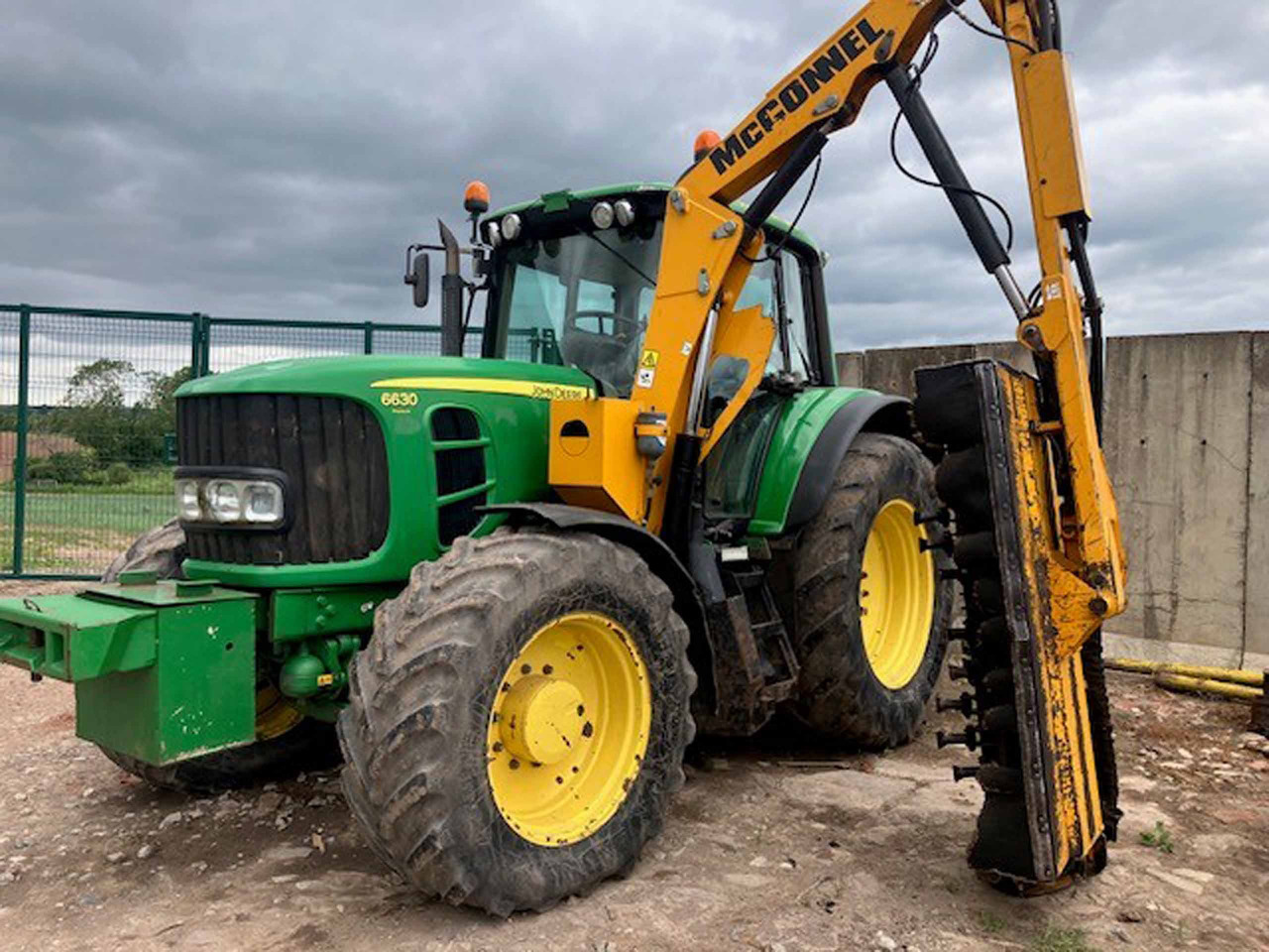 Tractor John Deere 6630 Premium + McConnel Mid mount hedgecutter: foto 1