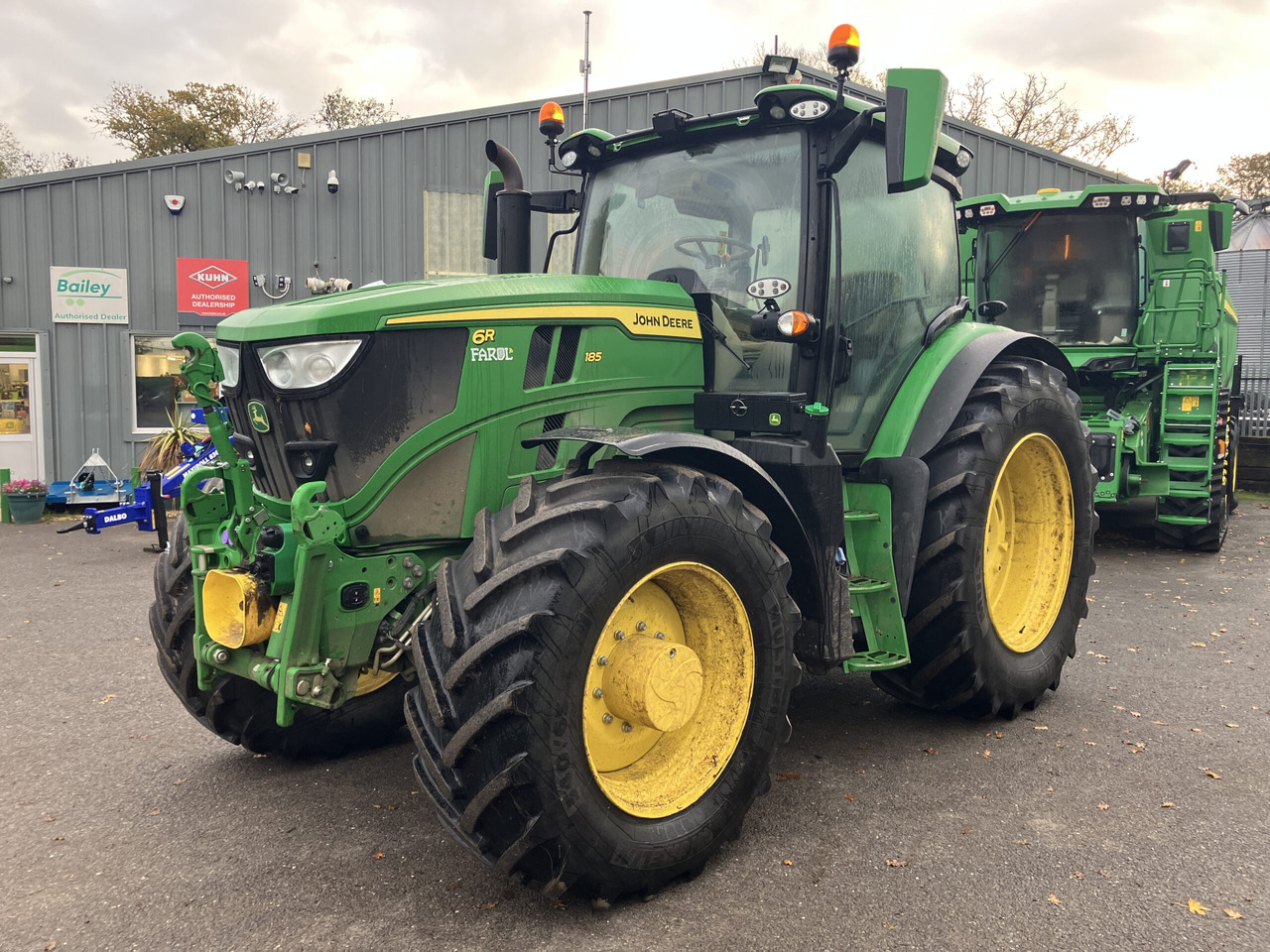 John Deere 6R 185 - Tractor: foto 1 John Deere 6R 185 - Tractor: foto 1