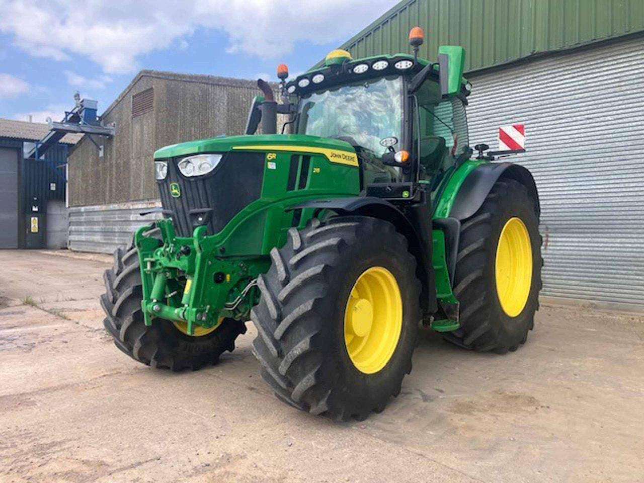 John Deere 6R 215 - Tractor: foto 1 John Deere 6R 215 - Tractor: foto 1