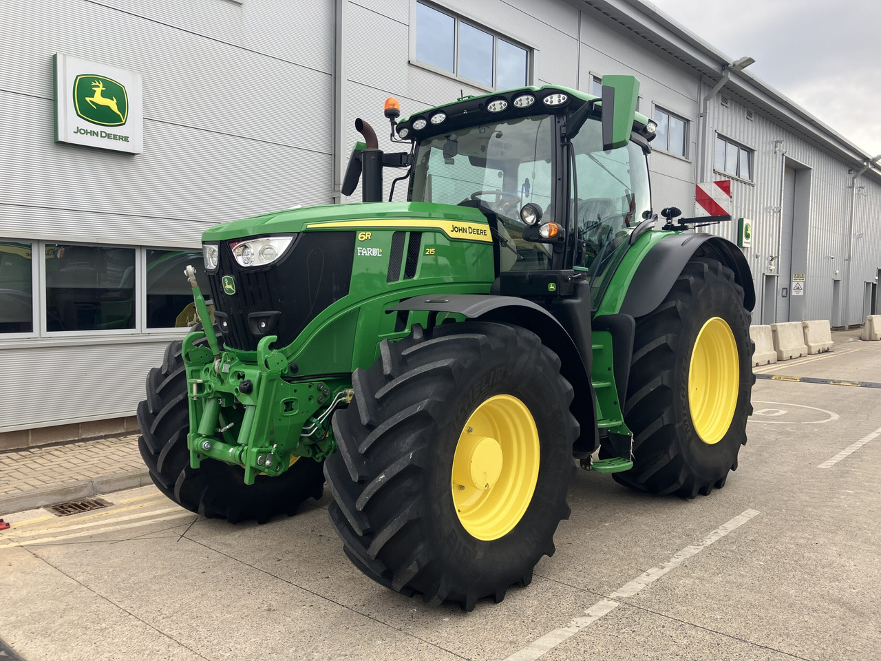 John Deere 6R 215 - Tractor: foto 1 John Deere 6R 215 - Tractor: foto 1