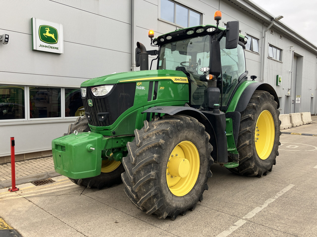 John Deere 6R 250 - Tractor: foto 1 John Deere 6R 250 - Tractor: foto 1
