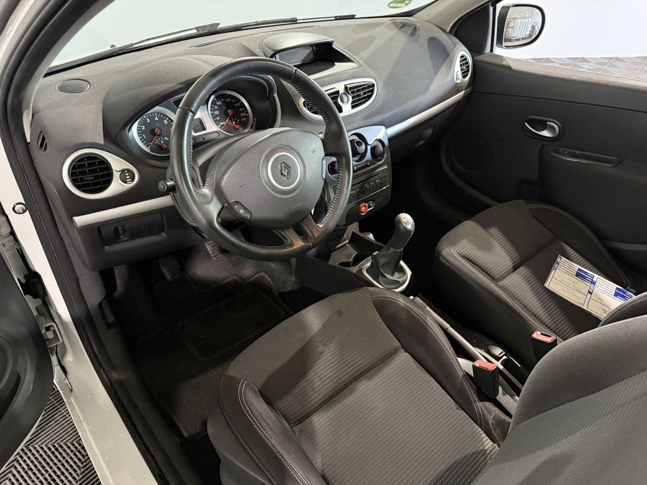 Renault Clio 1.2 TCe Collection | 2012 | 179.266 km | 15-ZDF-9 - Hatchback: foto 3 Renault Clio 1.2 TCe Collection | 2012 | 179.266 km | 15-ZDF-9 - Hatchback: foto 3