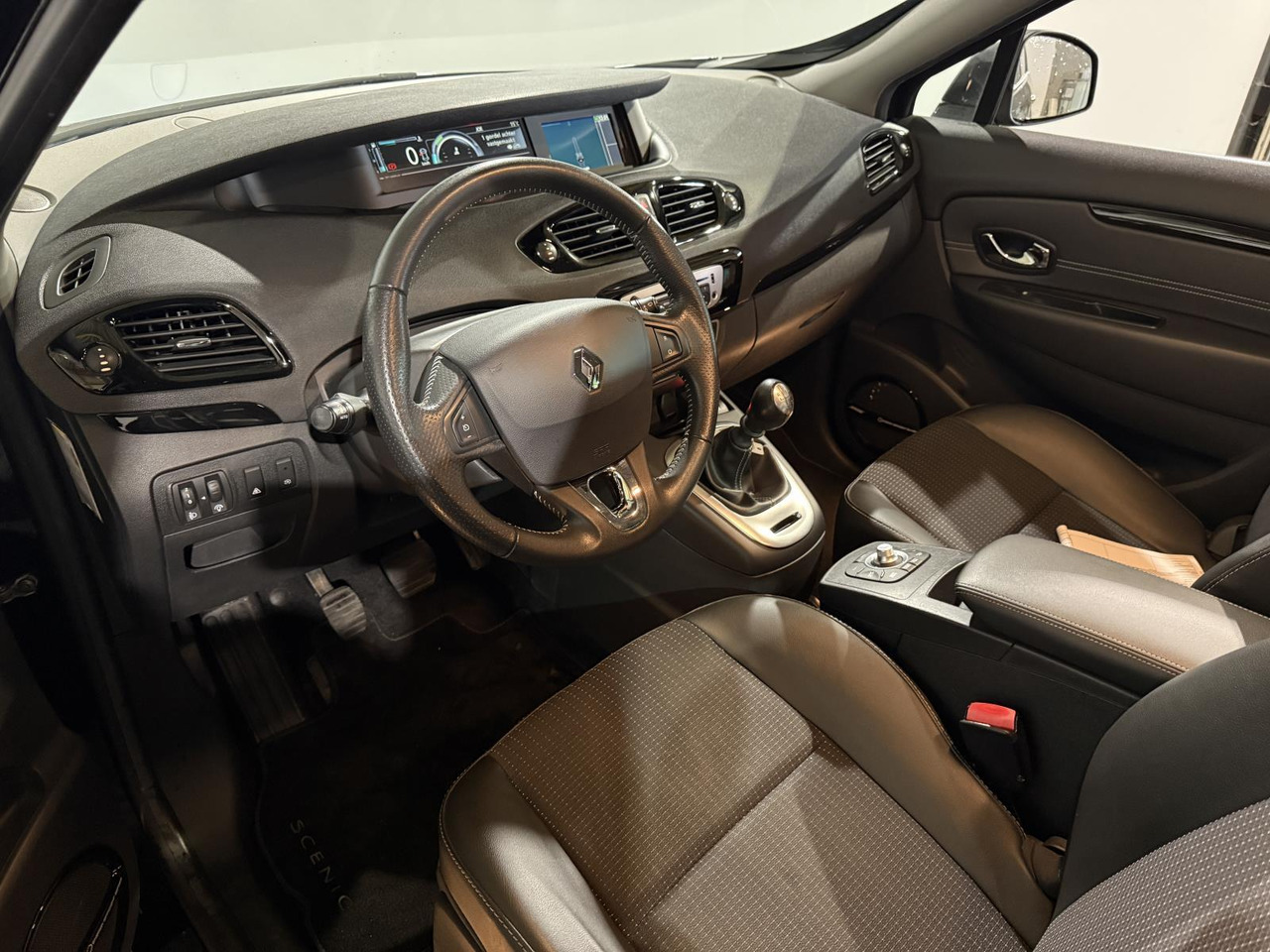 Renault | Scénic | 1.2 TCe Bose | 2013 | 103.433 km | 9KZR67 | Logisch - Coche: foto 3 Renault | Scénic | 1.2 TCe Bose | 2013 | 103.433 km | 9KZR67 | Logisch - Coche: foto 3