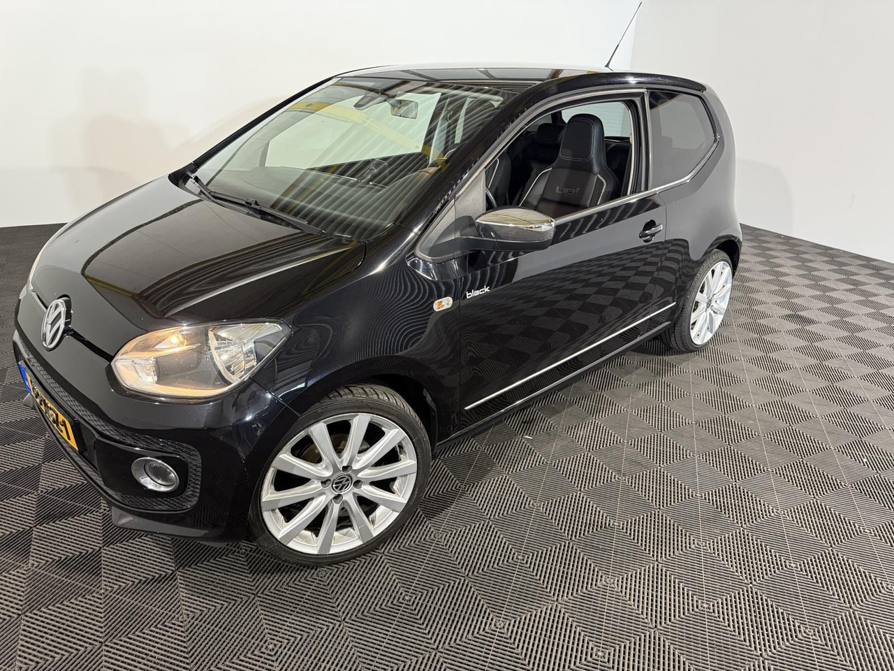 Volkswagen | Up! | 1.0 high up! BlueMotion | 2012 | 209.580 km | 83XSZ1 | Logisch - Hatchback: foto 1 Volkswagen | Up! | 1.0 high up! BlueMotion | 2012 | 209.580 km | 83XSZ1 | Logisch - Hatchback: foto 1