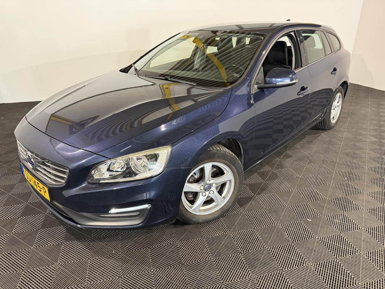Volvo | V60 | 2.0 D4 Kinetic | 2015 | 300.854 km | GD145P | Logisch - Coche: foto 1 Volvo | V60 | 2.0 D4 Kinetic | 2015 | 300.854 km | GD145P | Logisch - Coche: foto 1