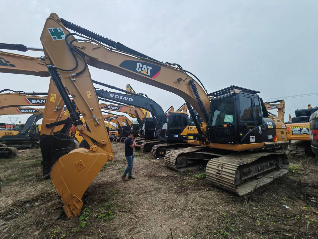 CATERPILLAR 320D2 - Excavadora de cadenas: foto 1 CATERPILLAR 320D2 - Excavadora de cadenas: foto 1