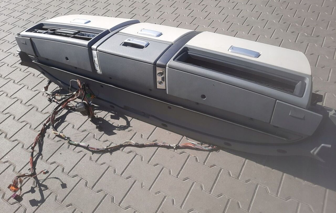 Renault KONSOLA PÓŁKA GÓRNA RENAULT GAMA T RANGE - Cabina e interior para Camión: foto 3 Renault KONSOLA PÓŁKA GÓRNA RENAULT GAMA T RANGE - Cabina e interior para Camión: foto 3