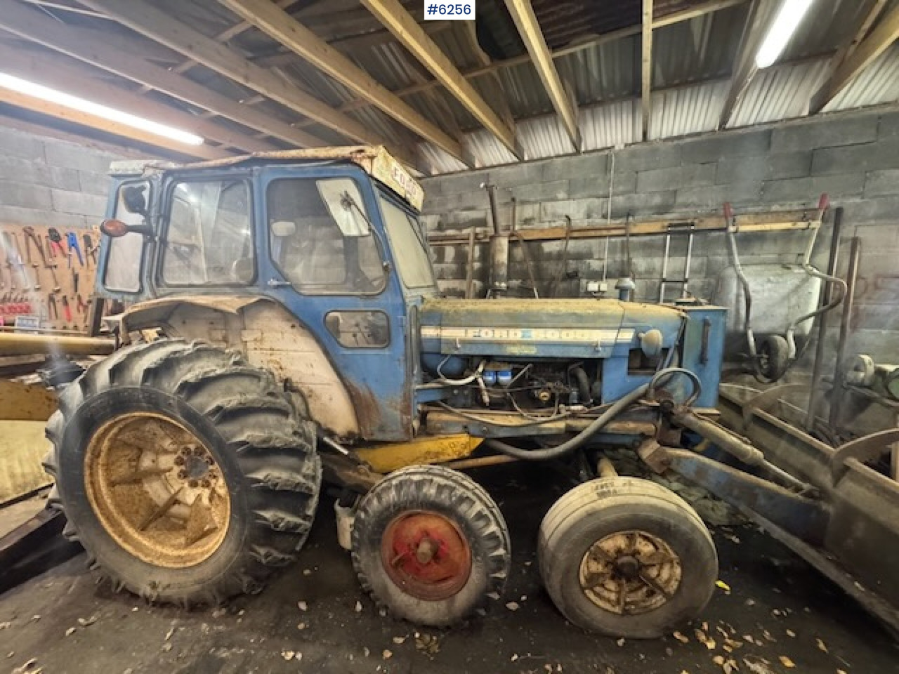 Tractor 1968 Ford 5000 w/ digger, front cutter and 3 buckets!: foto 10 Tractor 1968 Ford 5000 w/ digger, front cutter and 3 buckets!: foto 10