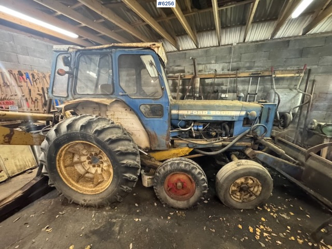 Tractor 1968 Ford 5000 w/ digger, front cutter and 3 buckets!: foto 7 Tractor 1968 Ford 5000 w/ digger, front cutter and 3 buckets!: foto 7