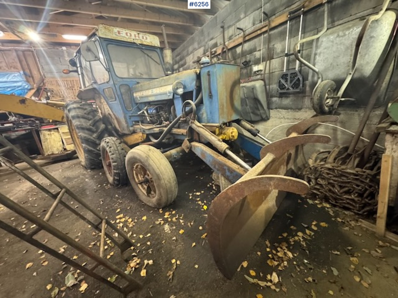 Tractor 1968 Ford 5000 w/ digger, front cutter and 3 buckets!: foto 11 Tractor 1968 Ford 5000 w/ digger, front cutter and 3 buckets!: foto 11