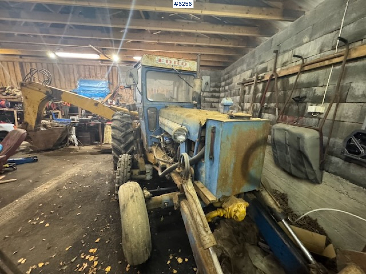 Tractor 1968 Ford 5000 w/ digger, front cutter and 3 buckets!: foto 13 Tractor 1968 Ford 5000 w/ digger, front cutter and 3 buckets!: foto 13