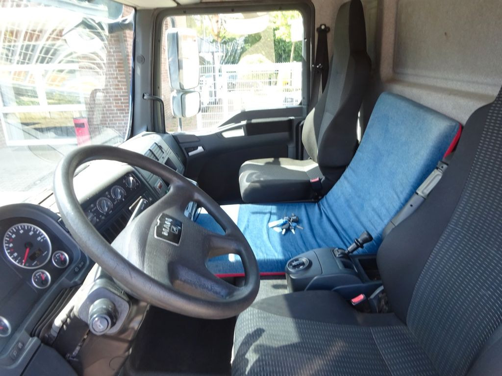 Foto del interior 2: Camión caja cerrada MAN 8.220 Koffer mit LBW als Wohnmobil ausgebaut 4x2 MAN 8.220 Koffer mit LBW als Wohnmobil ausgebaut 4x2 Foto del interior 2: Camión caja cerrada MAN 8.220 Koffer mit LBW als Wohnmobil ausgebaut 4x2 MAN 8.220 Koffer mit LBW als Wohnmobil ausgebaut 4x2