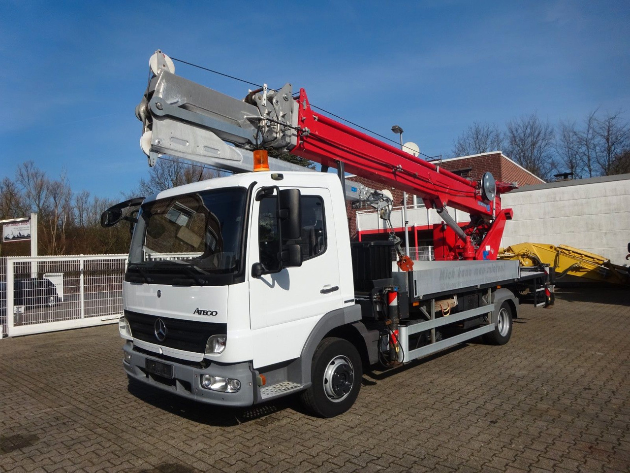 Mercedes-Benz 818 Atego + Böcker AK 32 Meter Dachdeckerkran - Camión grúa: foto 2 Mercedes-Benz 818 Atego + Böcker AK 32 Meter Dachdeckerkran - Camión grúa: foto 2