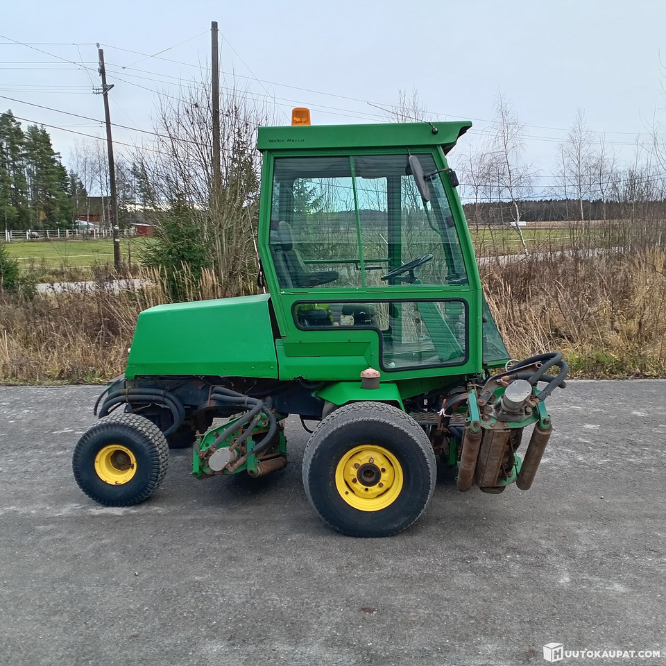 John Deere 3235 kelaleikkuri, 4 WD ja hytti, Hollola - Cortacésped: foto 3 John Deere 3235 kelaleikkuri, 4 WD ja hytti, Hollola - Cortacésped: foto 3