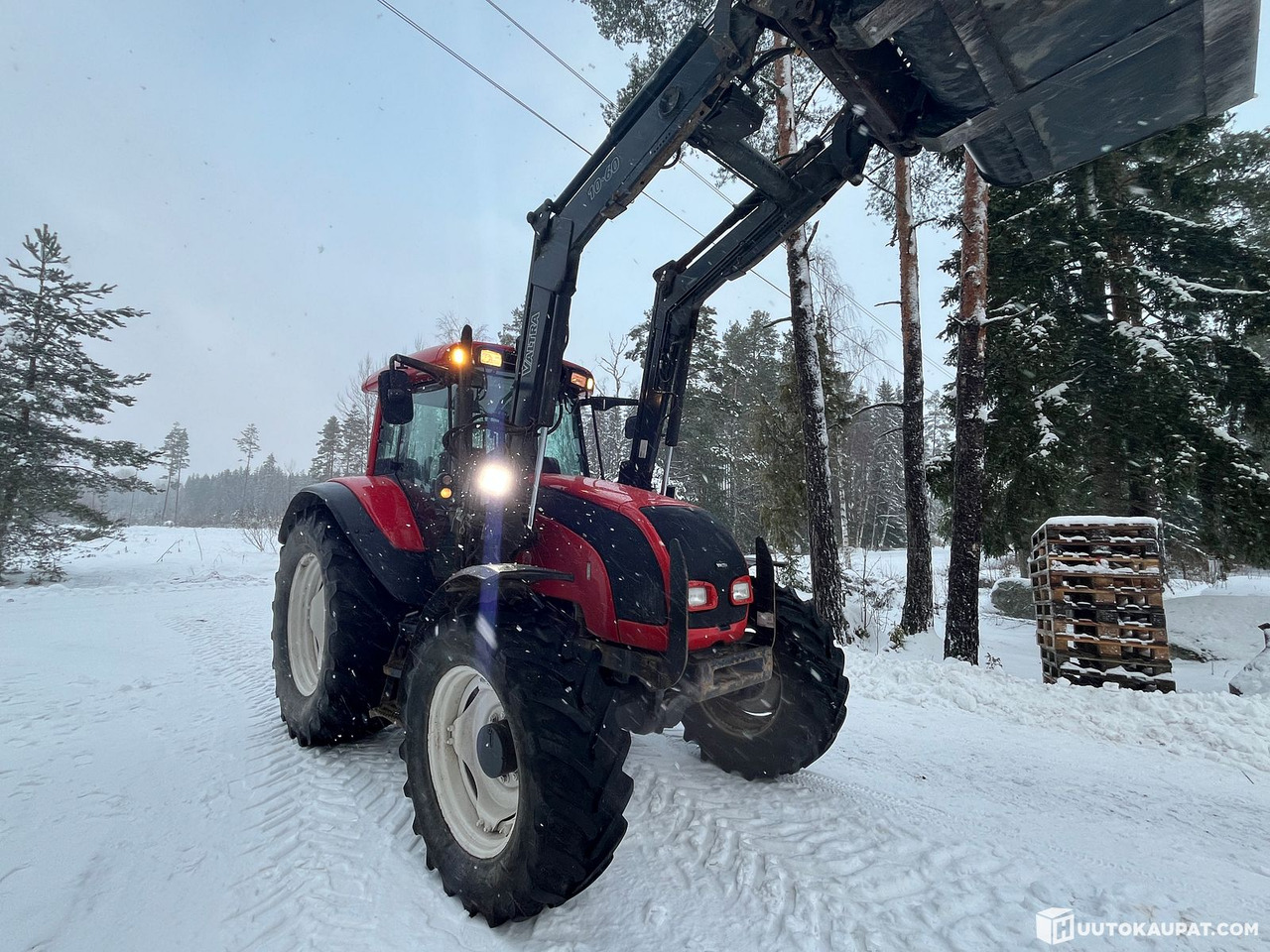 Valtra C130 4x4/242 with front loader, 2005, Forssa - Tractor: foto 2 Valtra C130 4x4/242 with front loader, 2005, Forssa - Tractor: foto 2