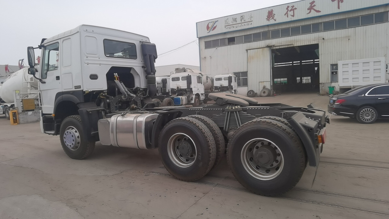SINOTRUK HOWO trailer head - Cabeza tractora: foto 4 SINOTRUK HOWO trailer head - Cabeza tractora: foto 4
