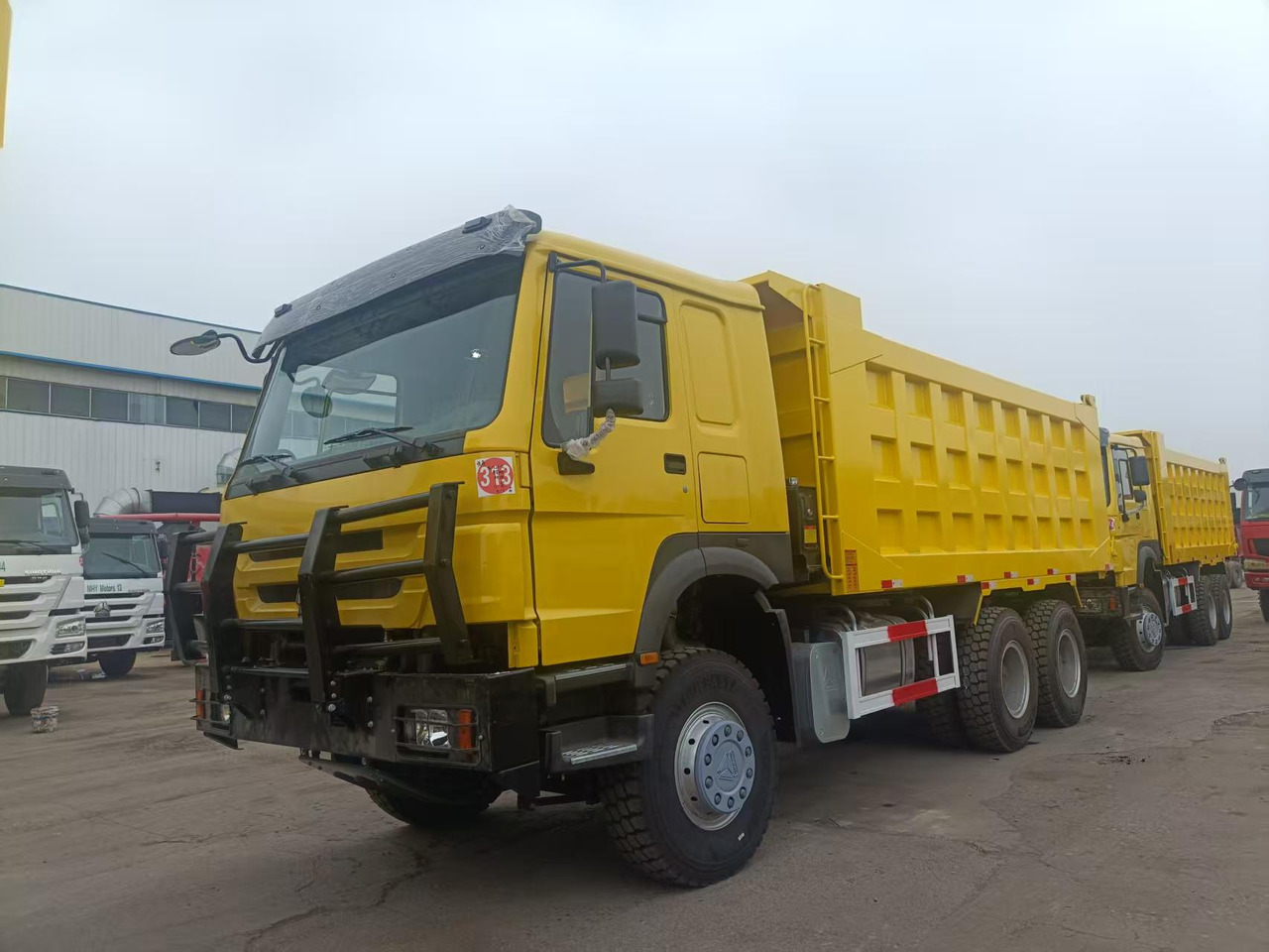 SINOTRUK HOWO - Camión volquete: foto 1 SINOTRUK HOWO - Camión volquete: foto 1