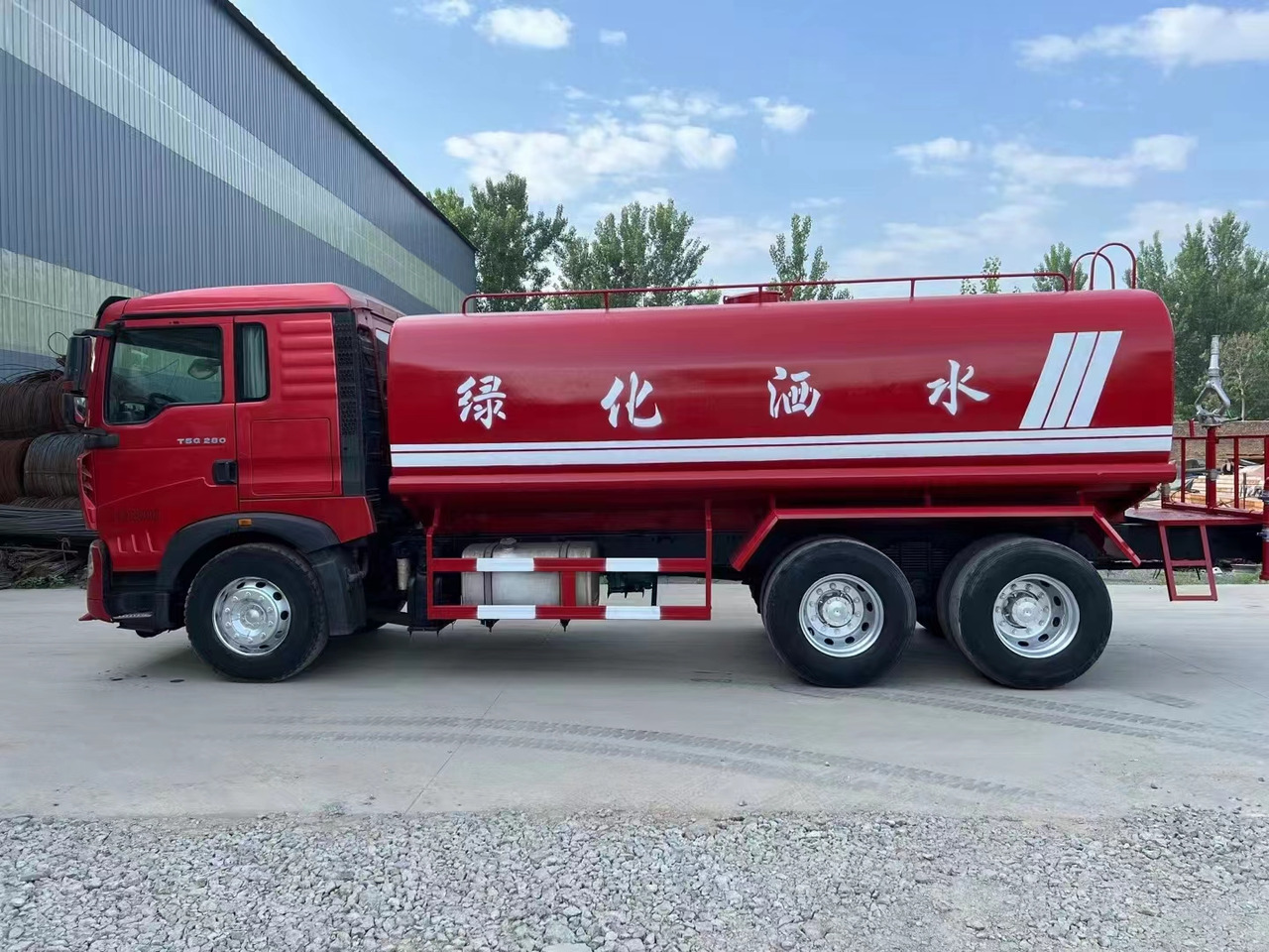 SINOTRUK HOWO sprinkler - Camión cisterna: foto 1 SINOTRUK HOWO sprinkler - Camión cisterna: foto 1