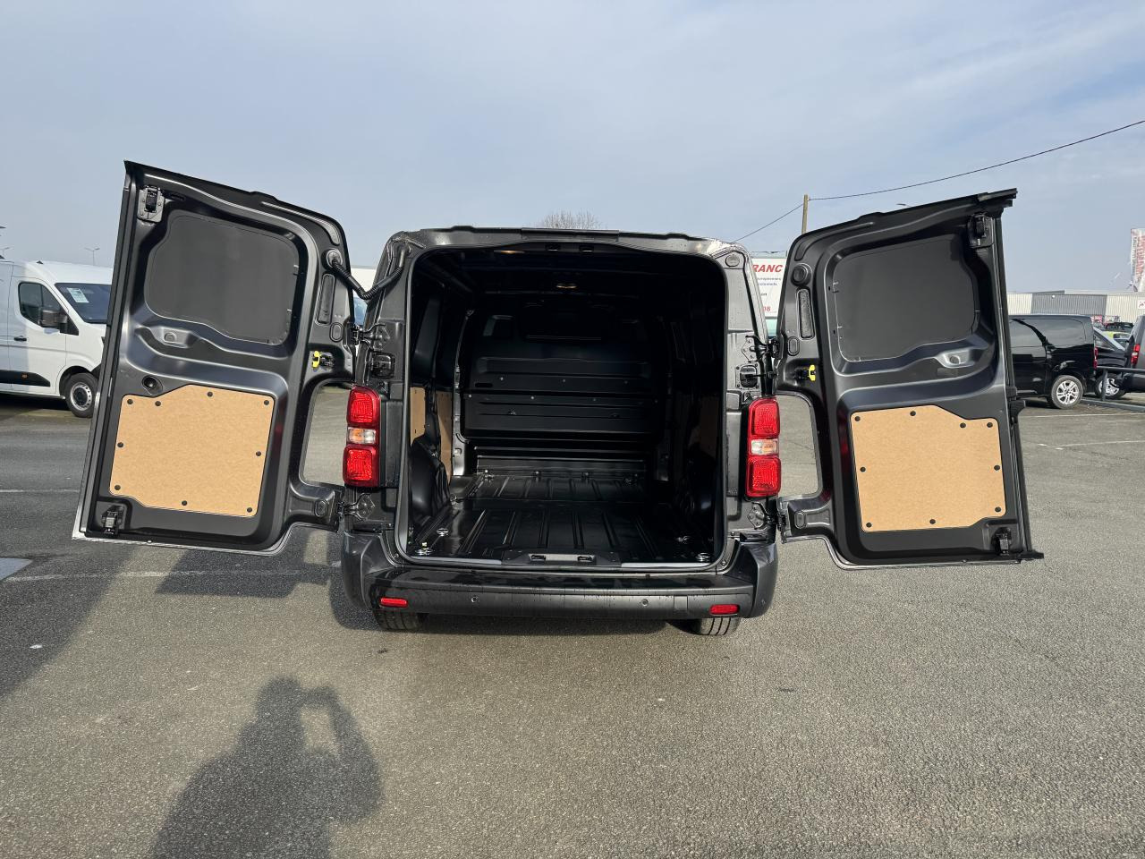 CITROEN Jumpy M 2.0 BlueHDi 180CH EAT8 PACK LOOK - Furgón: foto 3 CITROEN Jumpy M 2.0 BlueHDi 180CH EAT8 PACK LOOK - Furgón: foto 3