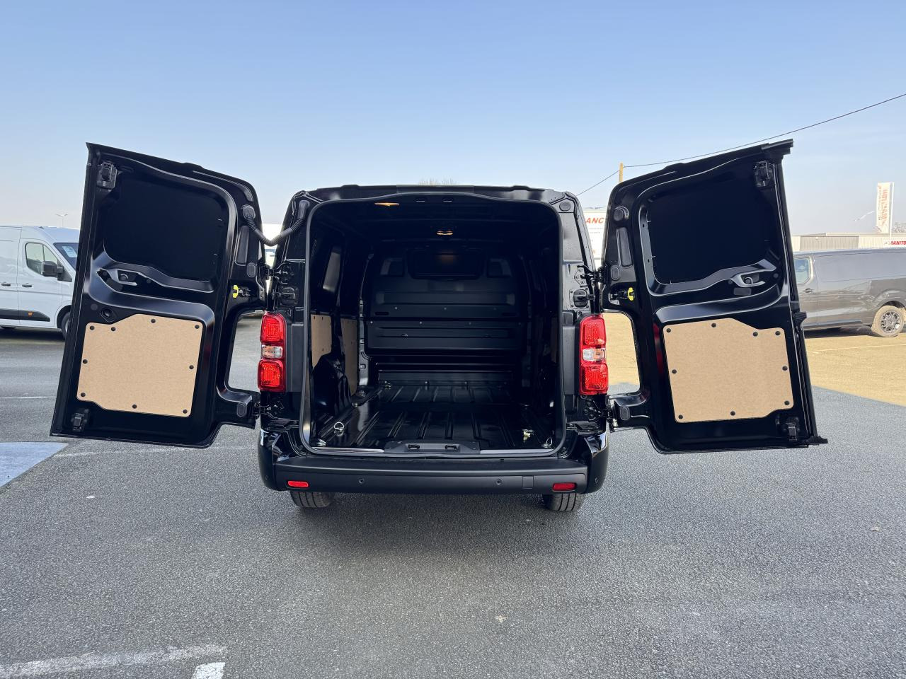 CITROEN jumpy XL 2.0 BLUEHDI 180CH S&S CABINE APPROFONDIE FIXE EAT8 5 PLACES - Furgón: foto 4 CITROEN jumpy XL 2.0 BLUEHDI 180CH S&S CABINE APPROFONDIE FIXE EAT8 5 PLACES - Furgón: foto 4
