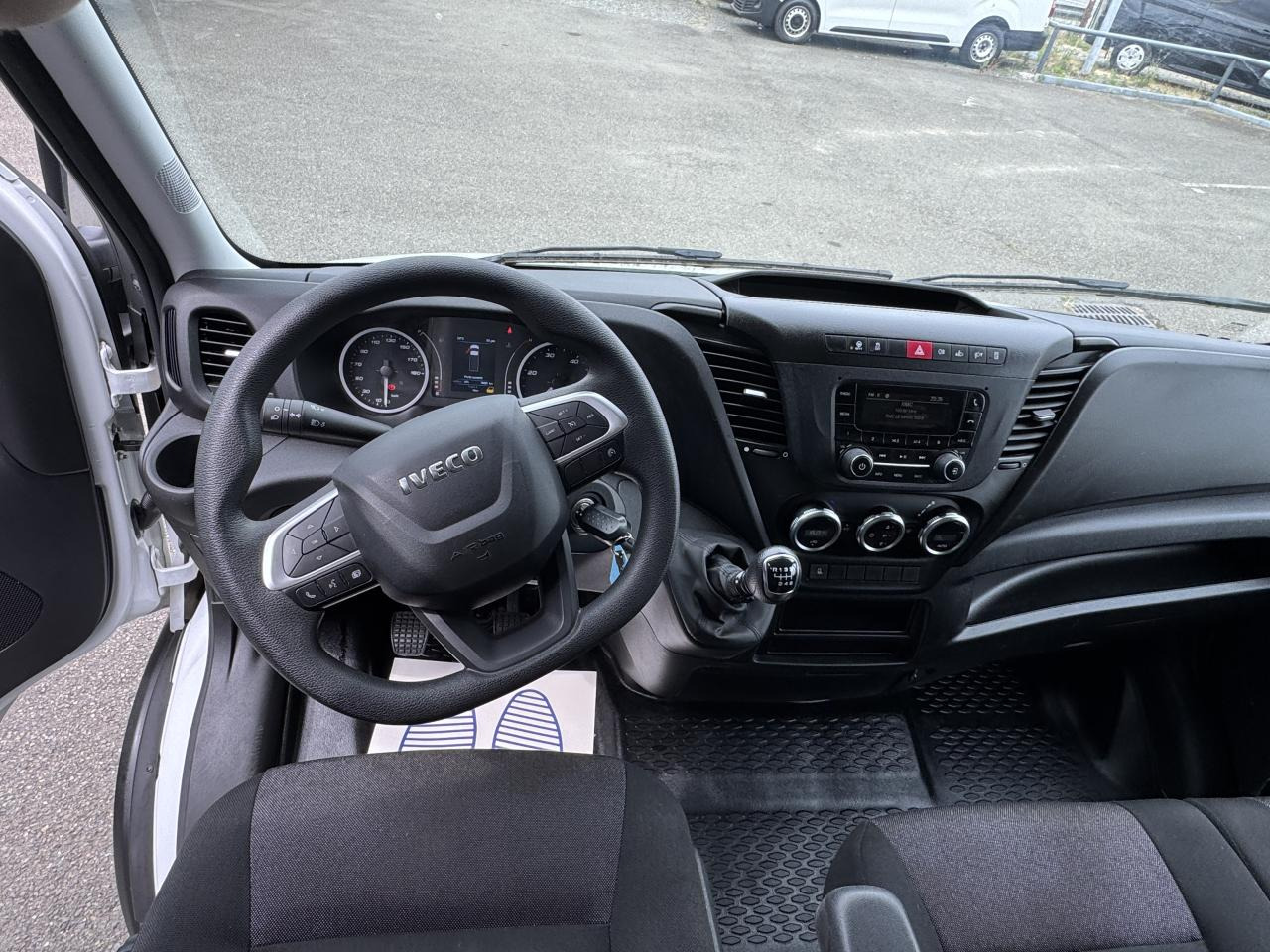 IVECO Daily 35C16 CAISSE HAYON 20M3 RJ 3.0L 160CH - Furgoneta caja cerrada: foto 4 IVECO Daily 35C16 CAISSE HAYON 20M3 RJ 3.0L 160CH - Furgoneta caja cerrada: foto 4