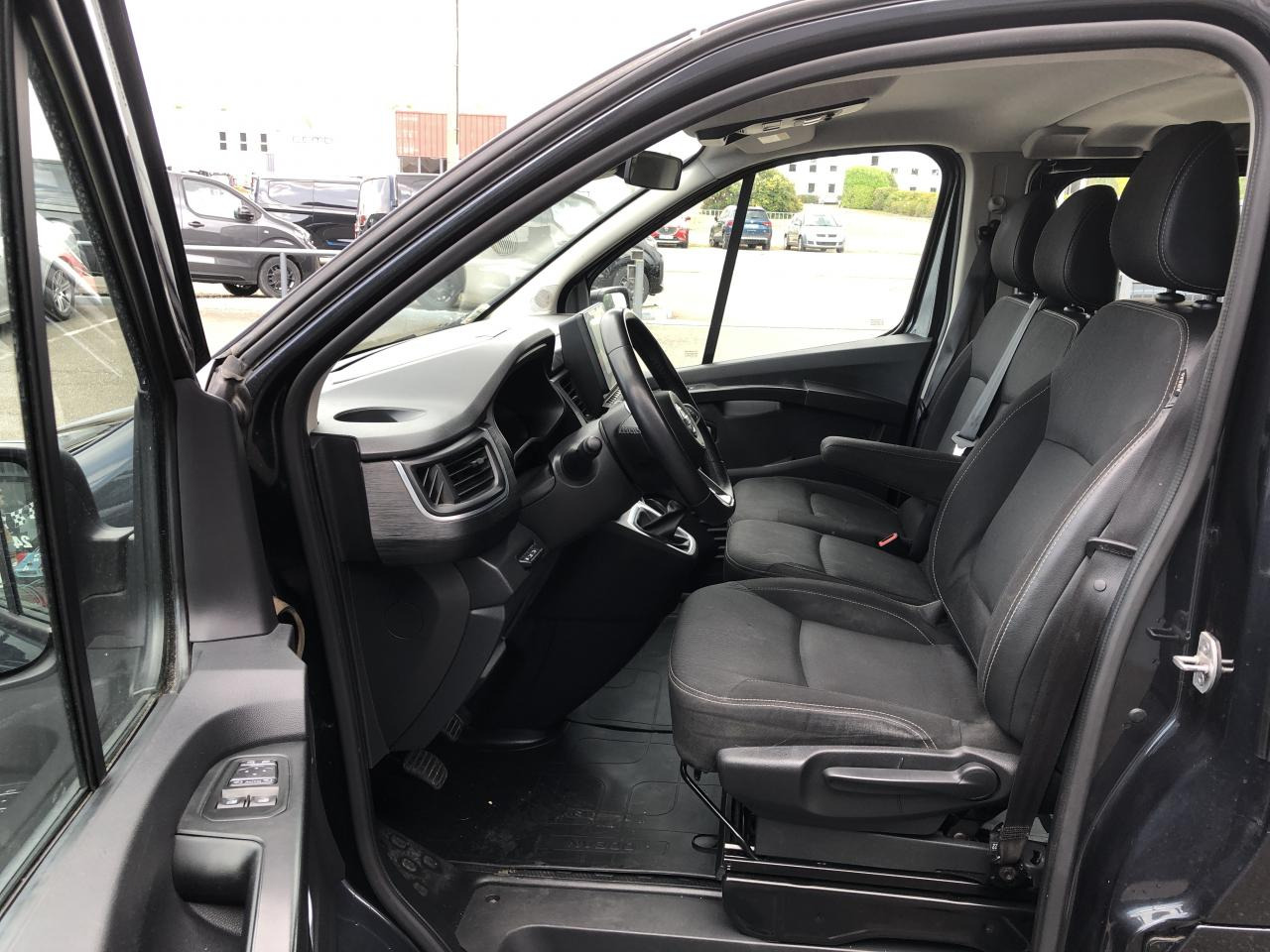NISSAN PRIMASTAR COMBI L2H1 9 PLACES 2.0 DCI 145CH N-CONNECTA - Minibús, Furgoneta de pasajeros: foto 4 NISSAN PRIMASTAR COMBI L2H1 9 PLACES 2.0 DCI 145CH N-CONNECTA - Minibús, Furgoneta de pasajeros: foto 4
