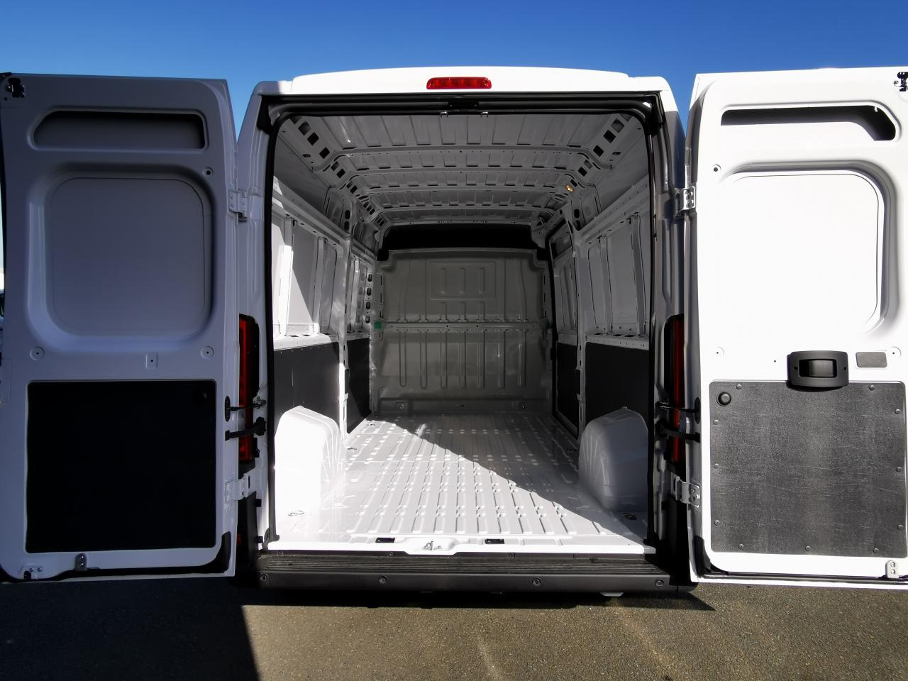 PEUGEOT Boxer 3.5t L2H2 2.2 HDi 140CH - Furgón: foto 3 PEUGEOT Boxer 3.5t L2H2 2.2 HDi 140CH - Furgón: foto 3