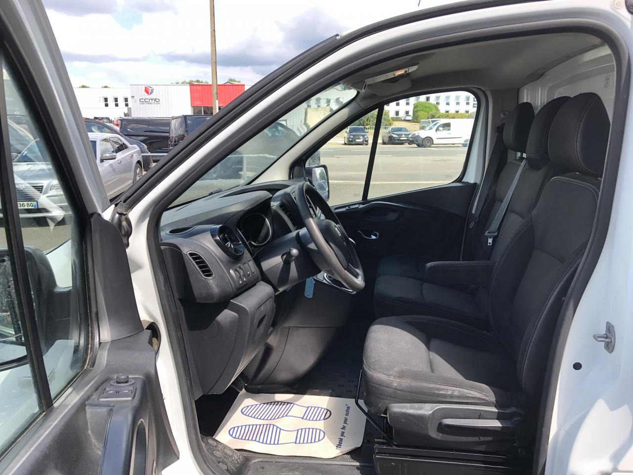 RENAULT Trafic L2H1 1200 Kg 2.0 Energy dCi - 145 - BV EDC III FOURGON Fourgon Confort L2H1 PHASE 2 - Furgón: foto 4 RENAULT Trafic L2H1 1200 Kg 2.0 Energy dCi - 145 - BV EDC III FOURGON Fourgon Confort L2H1 PHASE 2 - Furgón: foto 4