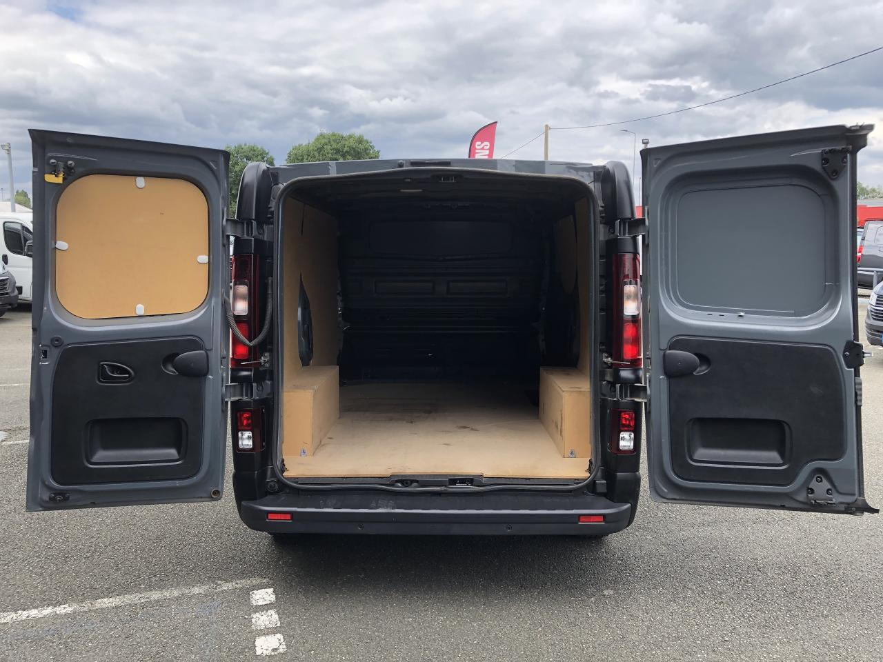 RENAULT trafic L1H1 2T8 2.0 BLUE DCI 130CH GRAND CONFORT KIT BOIS - Furgón: foto 2 RENAULT trafic L1H1 2T8 2.0 BLUE DCI 130CH GRAND CONFORT KIT BOIS - Furgón: foto 2