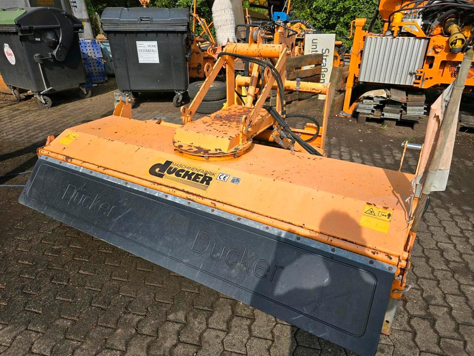 Dücker FKM Kehrmaschine Frontkehrmaschine für Unimog 405 U 300 400 500 423 427 430 318 530 Besen Kehrbesen - Barredora cucharón: foto 1 Dücker FKM Kehrmaschine Frontkehrmaschine für Unimog 405 U 300 400 500 423 427 430 318 530 Besen Kehrbesen - Barredora cucharón: foto 1