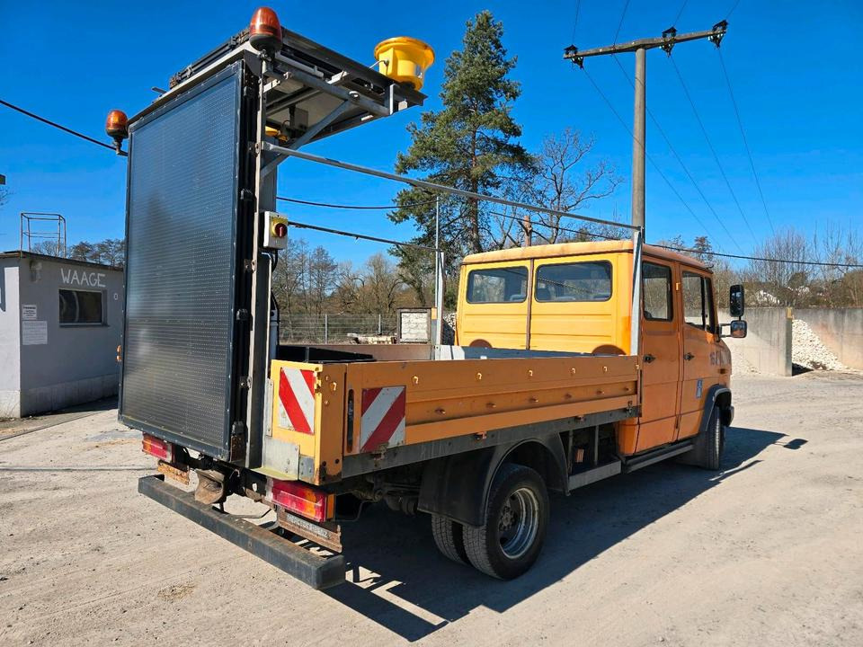 Mercedes-Benz Vario 614D Pritsche Doka 2002 Nissen VLT Verkehrsleittafel Absperrtafel LKW Vorwarntafel - Furgoneta caja abierta, Furgoneta combi: foto 3 Mercedes-Benz Vario 614D Pritsche Doka 2002 Nissen VLT Verkehrsleittafel Absperrtafel LKW Vorwarntafel - Furgoneta caja abierta, Furgoneta combi: foto 3